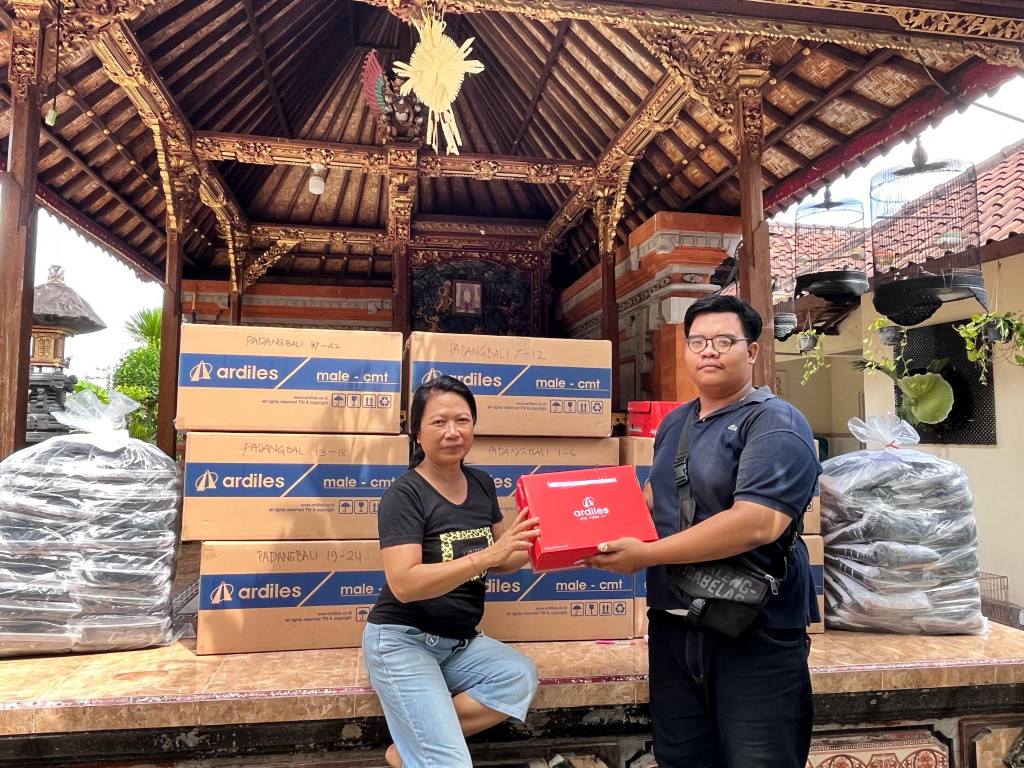 Dukung Program Pemerintah Desa Dalung, Lansia Banjar Padang Bali Menerima Pakaian dan Sepatu